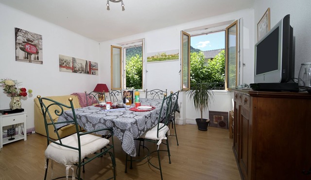 Guest House 'Jolie Chambre Au Calme À Auzat' with Mountain View