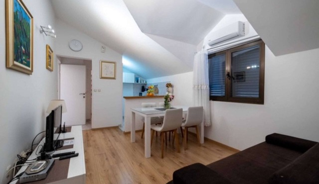 Guest House Kono - One-Bedroom Apartment with Patio and Sea View - Marka Gjaje Street