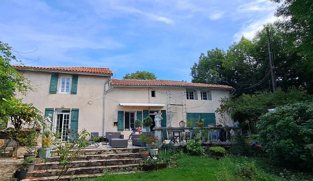 Guest House 'La Bougainvilliére' with Private Terrace, Private Garden and Wi-Fi