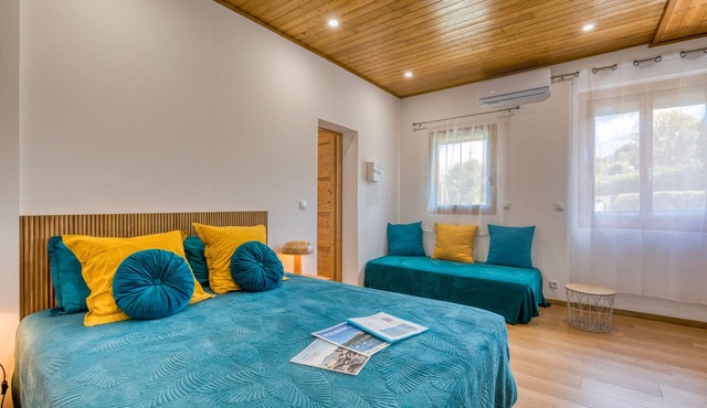 Guest House 'Les Tables Aux Vaches' with Private Terrace, Wi-Fi and Air Conditioning