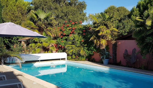 Guest house near downtown La Rochelle with heated pool