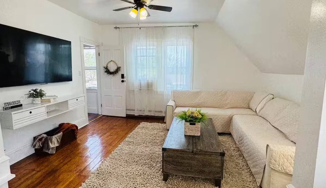 Guest House, near RIH, JWU, CCI and WALK to RW ZOO