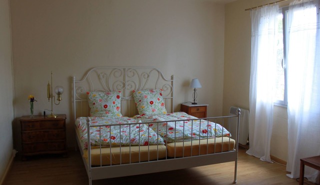 Guest House offers the tranquility of life directly on the Canal du Centre.