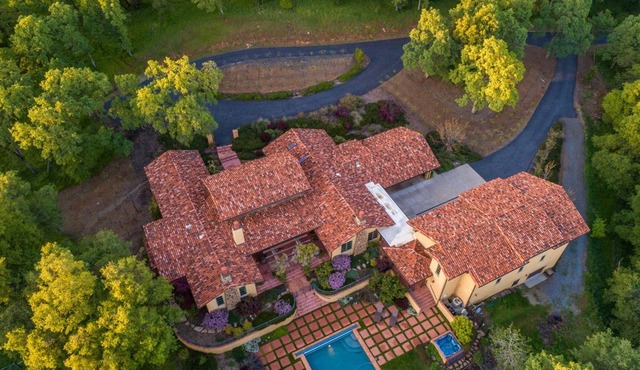 Guest house on a working vineyard, close to wineries, hikes, rivers and lakes!