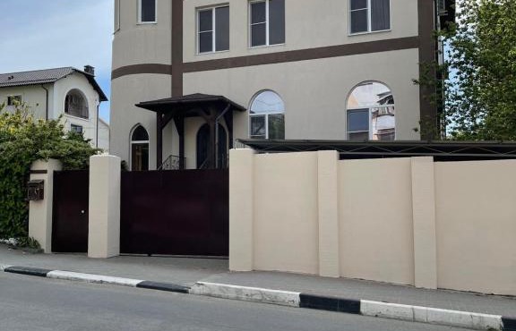 Guest House on Molodezhnaya Street