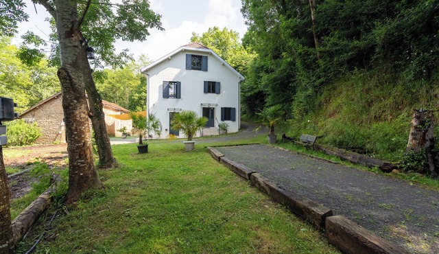 Guest House 'Ozalée - Domaine Helaku' with Mountain View, Shared Terrace and Wi-Fi