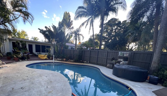 Guest House: Pool & Minutes from Beach