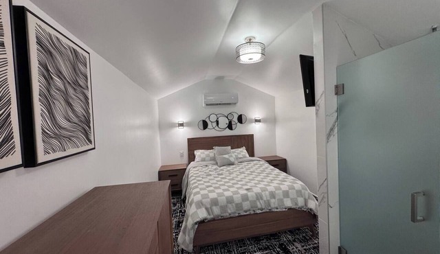 Guest House Room in pleasant Hallandale Beach with AC, WiFi and Private Entrance