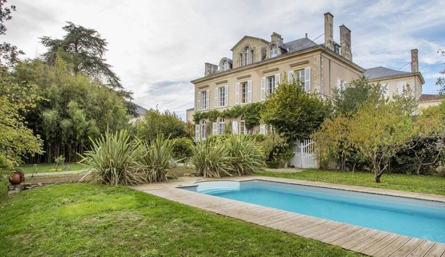 Guest House 'Suite Oiseau Du Paradis' with Shared Pool, Wi-Fi and Air Conditioning