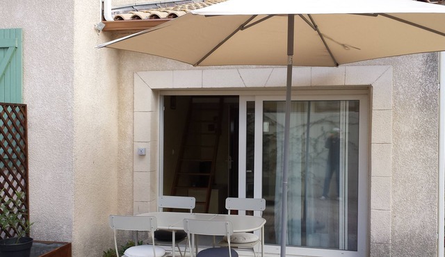 Guest-House: Studio with mezzanine between Montpellier and Sète, sea and scrubland.