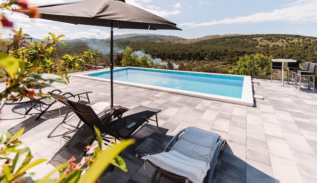 Guest house "The View" with a pool