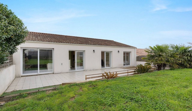 Guest House 'Villa Saint Florent Des Bois' with Shared Terrace, Private Garden and Wi-Fi