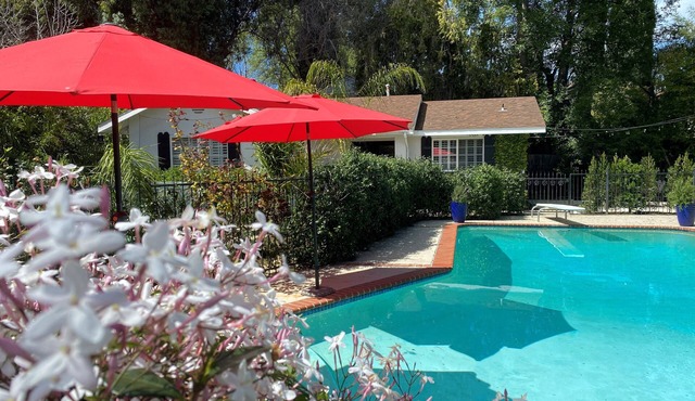 Guest house w/private entry - 2 Bed/1 Bath - Large pool - Ample street parking