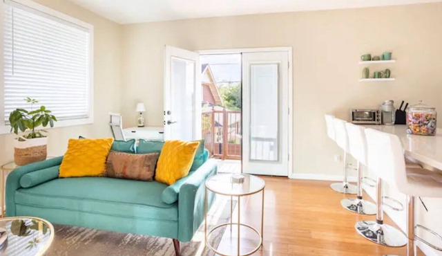 Guest House with 2 bedrooms, 1 bath, private garage - walking distance from UofA