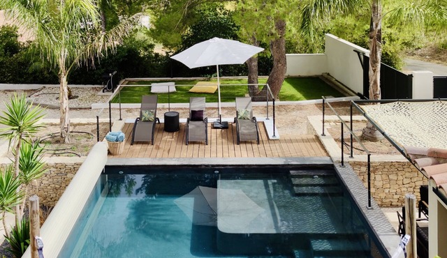 Guest house with heated pool near Nîmes