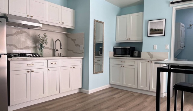Guest house with kitchen washer dryer in nice neighborhood next to scenic trail