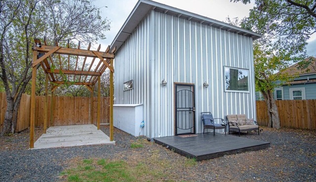 Guest House with Loft Near Downtown