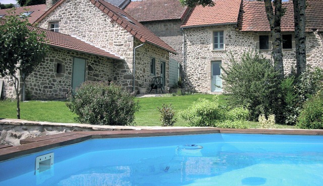 Guest house with swimming pool, 3 or 4 bedrooms, capacity 6 or 8 people maximum