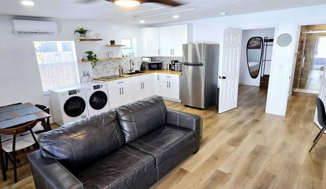 Guest house with king bed, sofa bed, laundry inside, sleep 4, totally private.