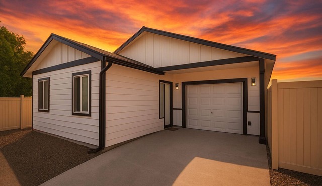 Guest House with private entry and driveway. Pet Friendly!