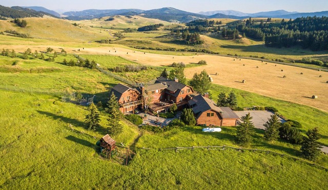 Guest House & Wolf Sanctuary Near Bridger Bowl, Big Sky and Yellowstone Park