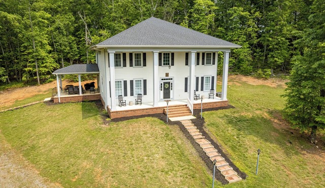 Guest-loved Family-friendly home in Rustburg with balcony & kitchen on 9 acres!