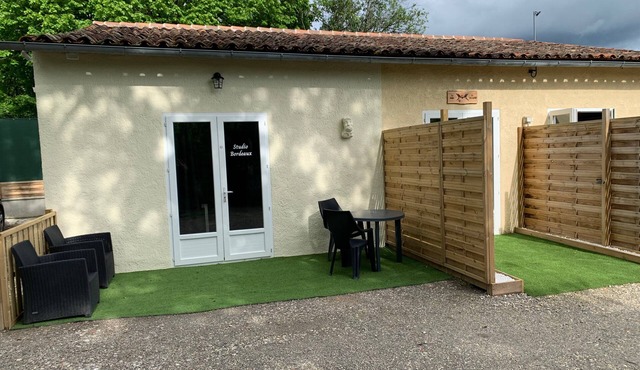 Guest Room “Studio Bordeaux – Naturist Room” with Pool, Wi-Fi, and Air Conditioning