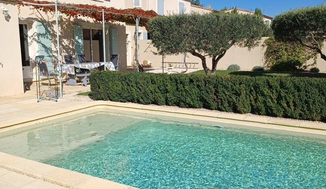 Guest Room in a Charming Provençal Village with Wi-Fi