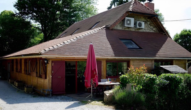 Guest Room "Du Mas" with Private Terrace, Shared Garden, and Wi-Fi