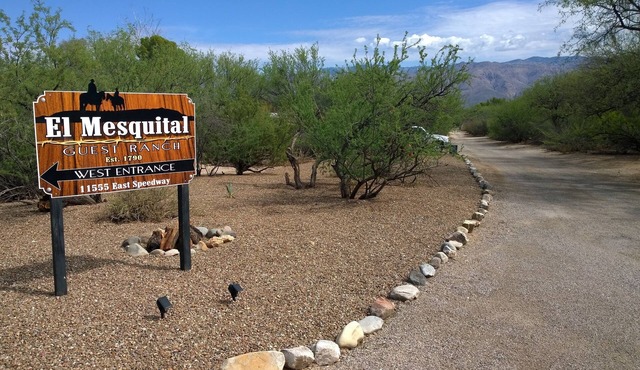 Guest Ranch Casita with Full Kitchen, huge private yard, BBQ. OFF SEASON RATES!