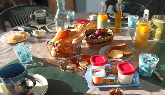 Guest Room 'A L'ombre Des Amandiers - Room 2' with Shared Pool, Communal Garden and Wi-Fi