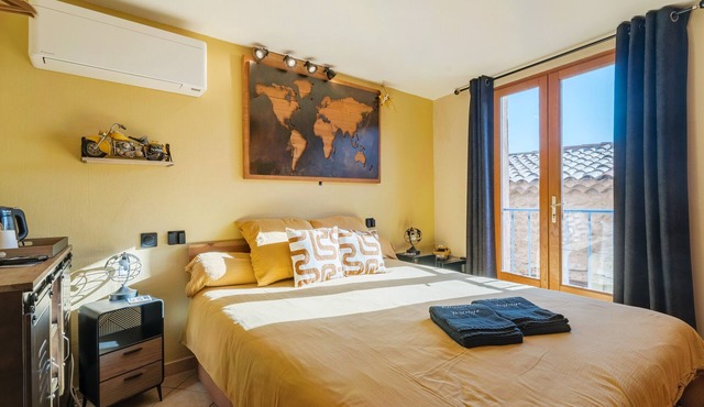 Guest Room "Voyage" with Shared Terrace, Wi-Fi and Air Conditioning