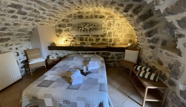 Guest Room “La Voûte” with Shared Pool, Communal Terrace and Wi-Fi