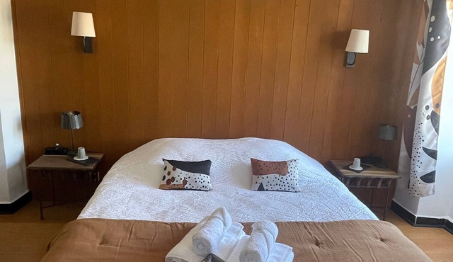 Guest Room 'Le Dolmen' with Shared Pool, Wi-Fi, and Air Conditioning