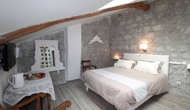 Guest Room “Chambre Virginie” with Shared Pool, Communal Garden, and Air Conditioning