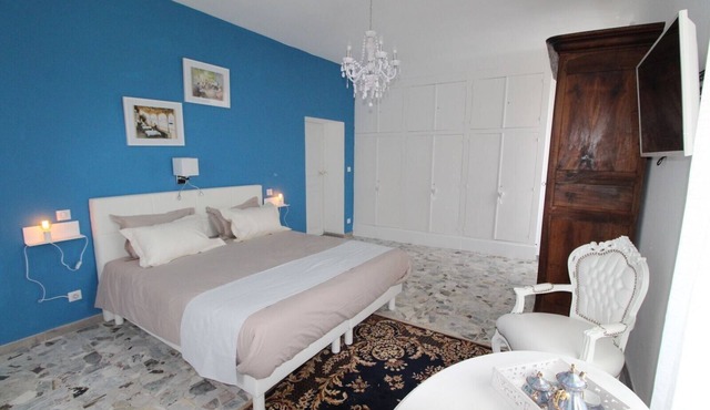 Guest Room "Jade" with Shared Pool, Wi-Fi, and Air Conditioning