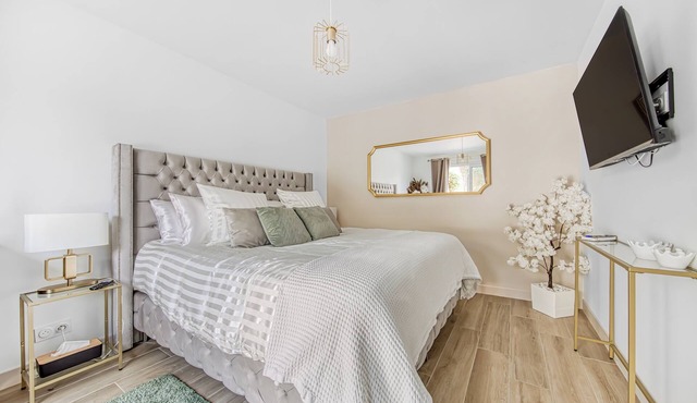 Guest Room L’Olivier – Comfort & Privacy at Patio du Port