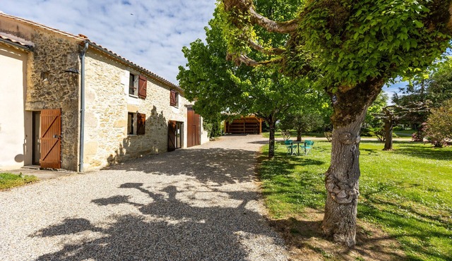 Guest Rooms 'La Maison de Piquereau' with Shared Pool, Wi-Fi, and Air Conditioning