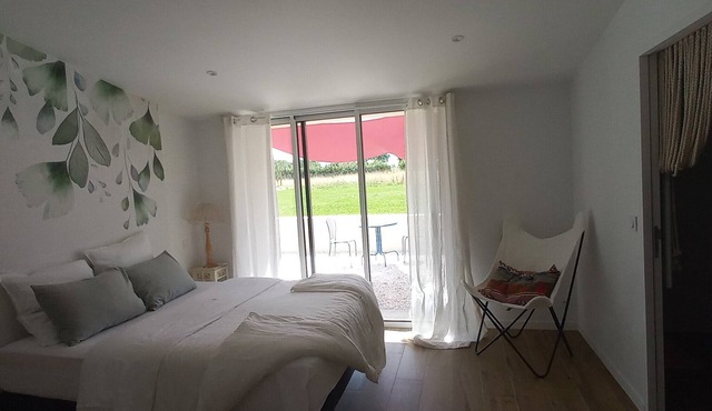 Guest Room À L'orée Des Bois “Chambre Maritxu” with Private Terrace, Shared Garden & Wi-Fi