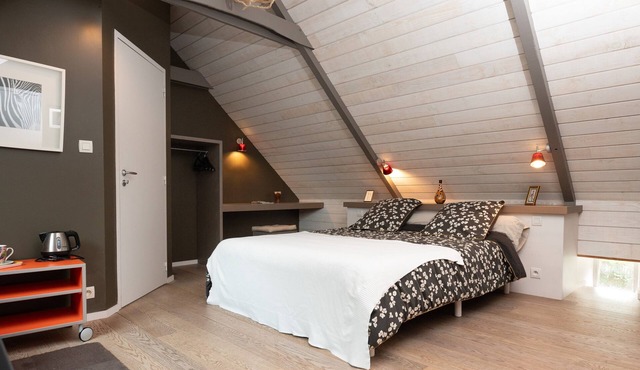 Guest Room 'Cassiopé' with Shared Pool, Terrace, and Wi-Fi