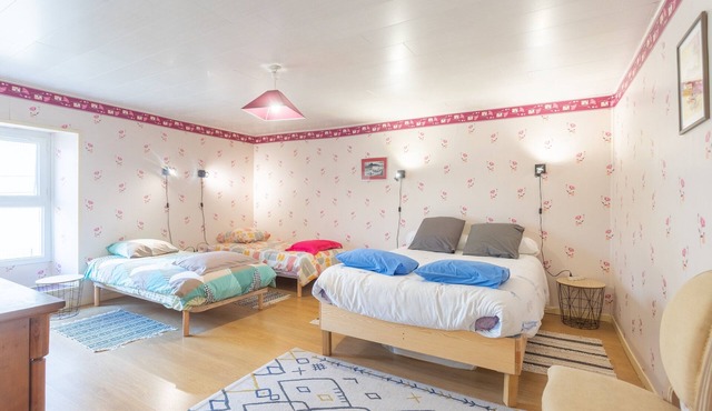 Guest Room "Chambre Aspe" with Shared Garden and Wi-Fi