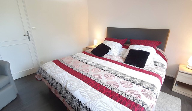 Guest Room 'Chambre Cheverny - Le Petit Puits' with Shared Garden and Wi-Fi