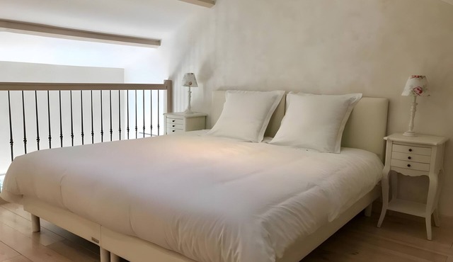 Guest Room "Chambre du Parc" in Thiviers – Spacious and Bright