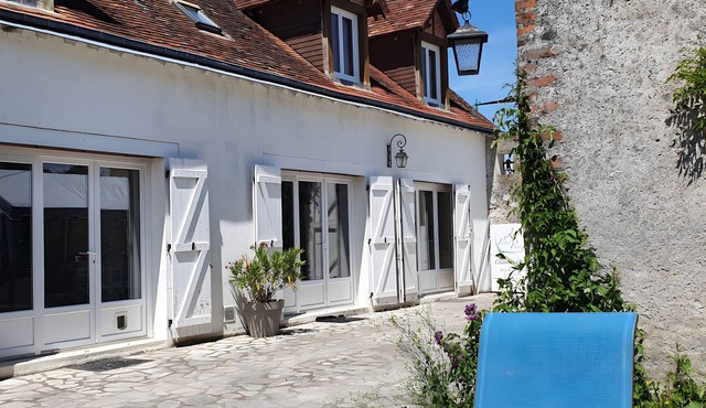 Guest Room 'Chambre Iris - Le Petit Puits' with Shared Garden and Wi-Fi