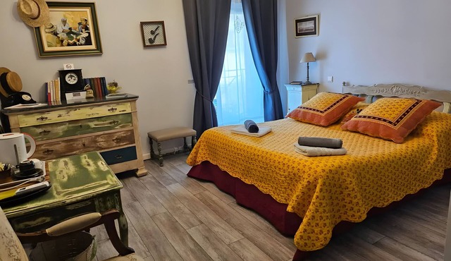 Guest Room 'Chambre Marcel Pagnol' with Shared Terrace, Wi-Fi and Air Conditioning