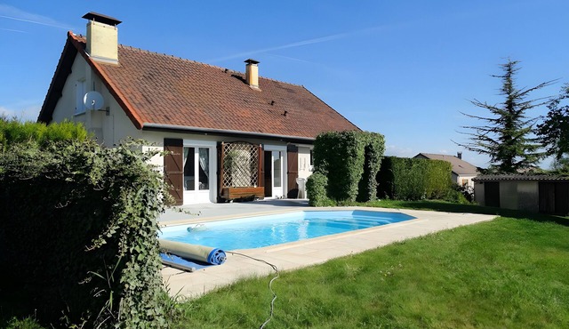 Guest Room "Chez Pierre et Jocelyne" with Shared Pool, Wi-Fi, and Air Conditioning
