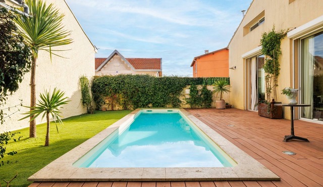 Guest Room "Echoppe 33 - Bègles, Bordeaux" with Private Terrace, Wi-Fi & Air Conditioning