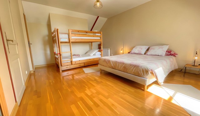 Guest Room 'Chambre Rouge-Gorge' with Shared Pool, Terrace, and Wi-Fi