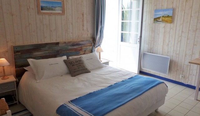 Guest Room 'Le Clos De La Combe - Ile d'Yeu' with Shared Pool, Terrace and Wi-Fi