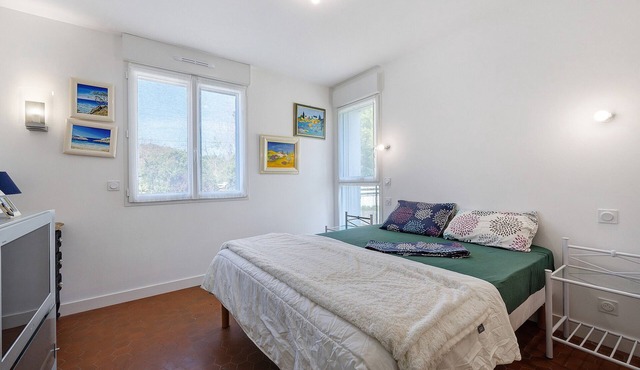 Guest Room Sous le Pin "Room 3" with Shared Terrace, Wi-Fi and Air Conditioning!